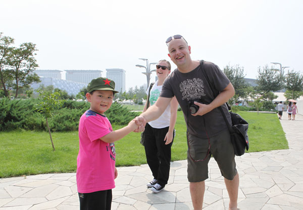 江泽浩在北京国家奥体中心主动与外国游客用英语交流 Welcome to Anhui！